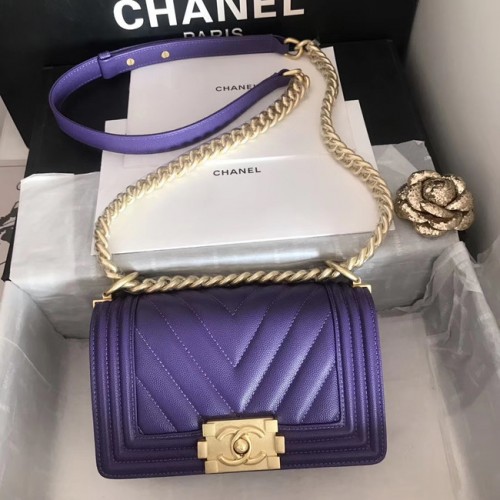 Малка момчешка чанта Chanel V67085 в лилаво