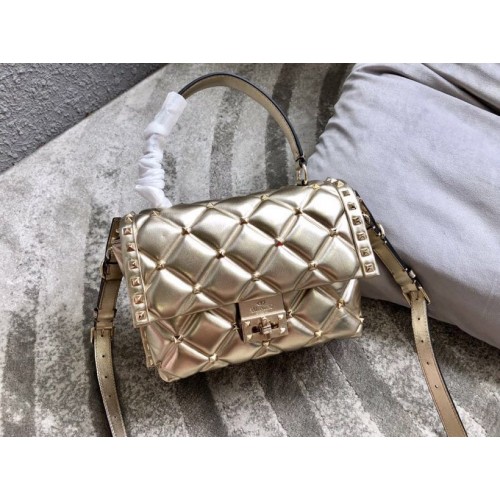 VALENTINO Candy Rockstud ватирана кожена чанта за през рамо 6019 златисто
