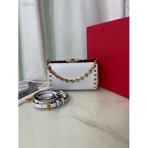VALENTINO GARAVANI Чанта за рамо Rockstud Alcove Grain от телешки материал V0189 бяла
