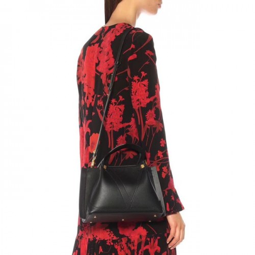 VALENTINO Оригинална кожена чанта 9077 черна