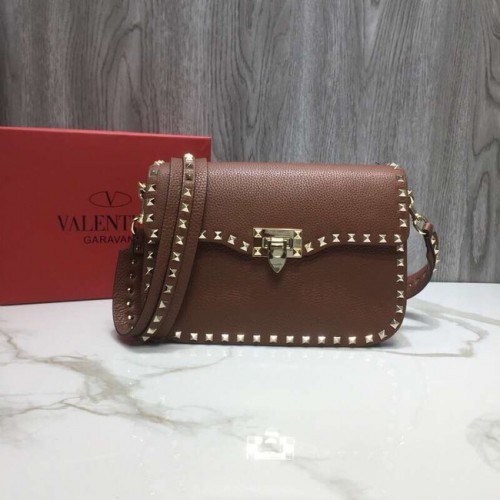 VALENTINO Rockstud чанта през рамо от зърнеста кожа 0936B кафява