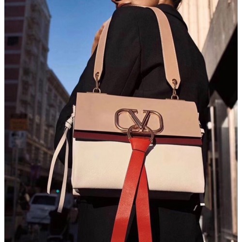 Valentino Garavani VRING Малка кожена чанта за рамо 00844 Кайсия и бяло