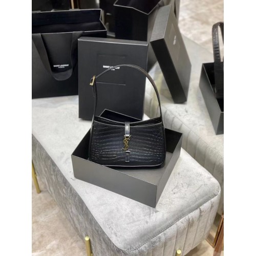 Чанта тип „хобо“ от лъскава кожа с релеф „крокодил“ Y687228, черна