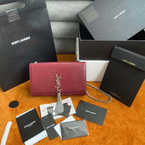 Портфейл Yves Saint Laurent KATE с верижка и пискюл от лъскава кожа с релефна крокодилска фигура 452159 Бордо