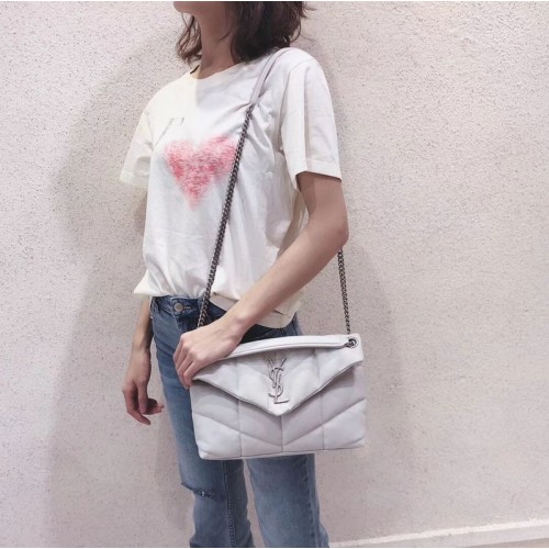 МАЛКА ЧАНТА Yves Saint Laurent LOULOU PUFFER ОТ ВАТИРАНА МАЧКАНА МАЧКАНА КОЖА Y577476 Бяла