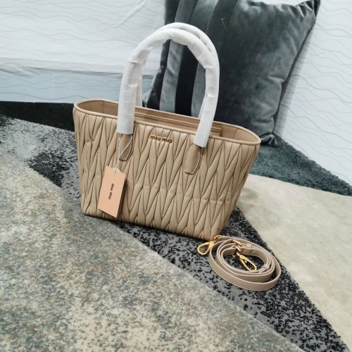 Чанта от кожа напа Miu Miu Matelasse с горна дръжка 5BG163 в цвят кайсия