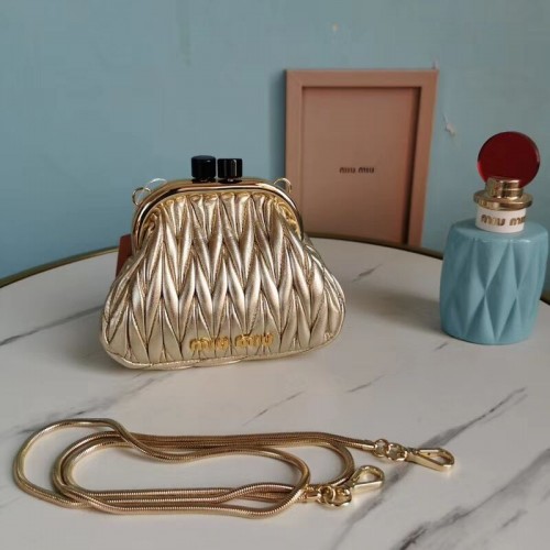 Мини чанта през рамо от кожа напа Miu Miu Matelasse 5BB017S в златисто