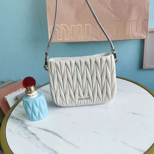 Мини чанта през рамо от кожа напа Miu Miu Matelasse 5BH200 сребриста