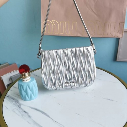 Мини чанта през рамо от кожа напа Miu Miu Matelasse 5BH200 сребриста