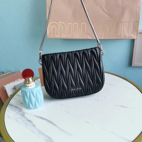 Мини чанта през рамо от кожа Nappa Matelasse 5BH200 черна