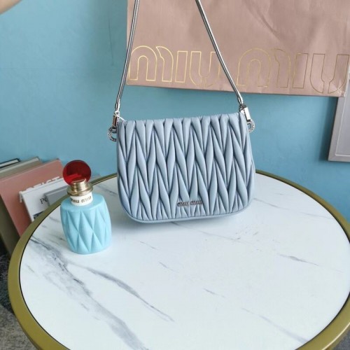 Мини чанта през рамо от кожа Nappa Matelasse 5BH200 светло синя