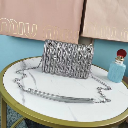 Мини чанта през рамо от кожа напа Miu Miu Matelasse 5TT124 сребриста